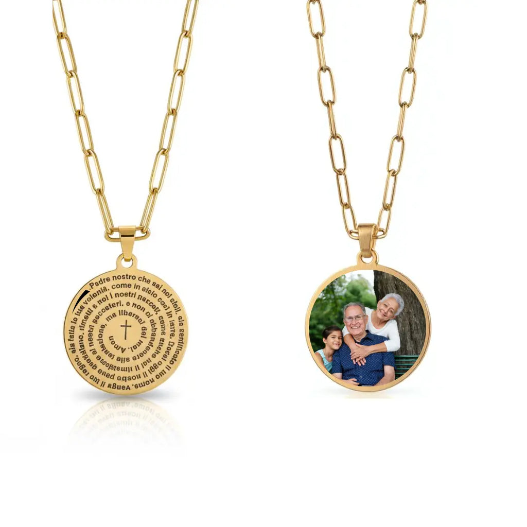 collana in acciaio inox color oro con preghiera Padre Nostro personalizzata con foto, dedica, foto incisa o dedica manoscritta. Regalo personalizzato unisex, elegante e per ogni occasione. Festa della Mamma, Festa del Papà, compleanno, anniversario, San Valentino, Natale. Regalo con foto.