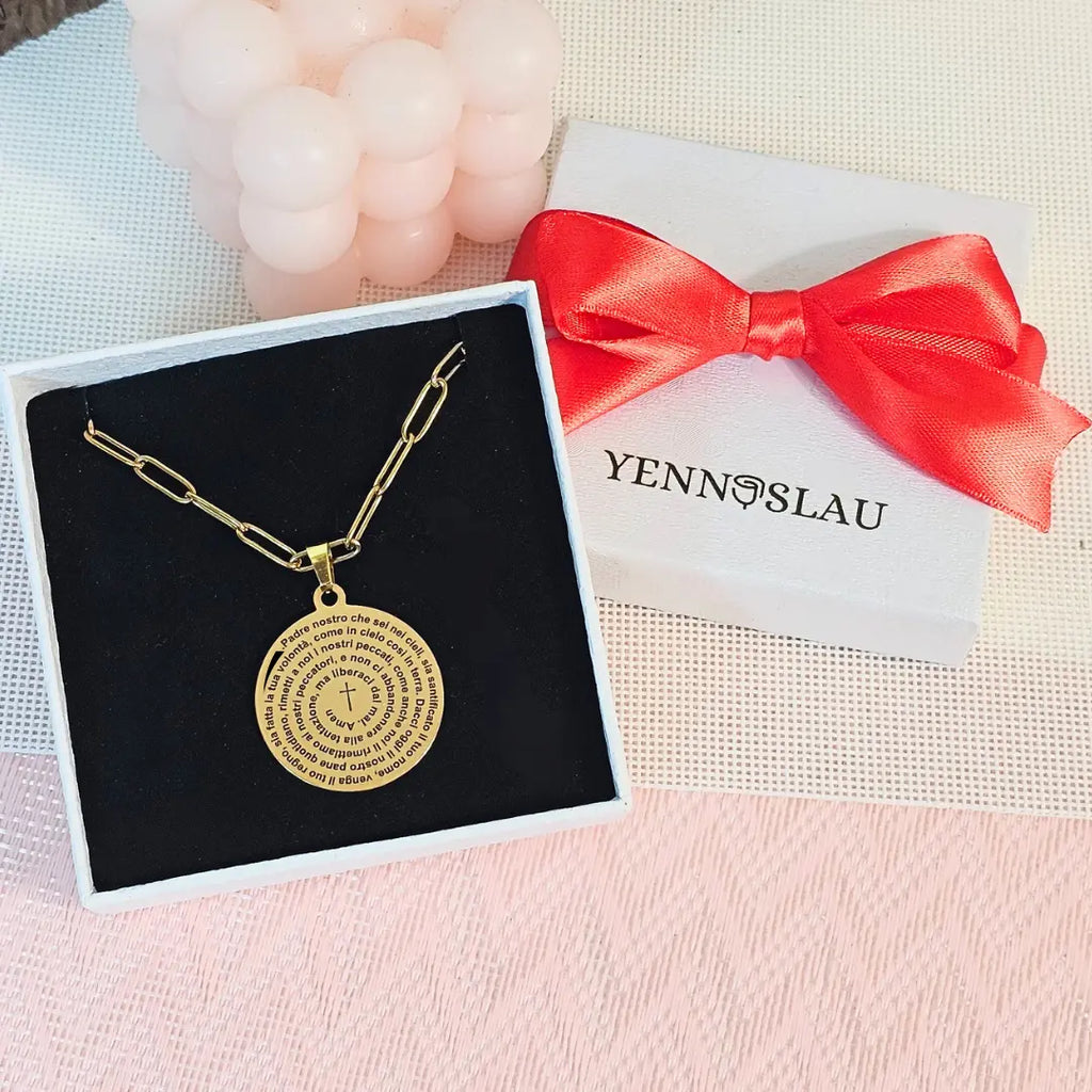 collana in acciaio inox color oro con preghiera Padre Nostro personalizzata con foto, dedica, foto incisa o dedica manoscritta. Regalo personalizzato unisex, elegante e per ogni occasione. Festa della Mamma, Festa del Papà, compleanno, anniversario, San Valentino, Natale. Presentazione regalo elegante.