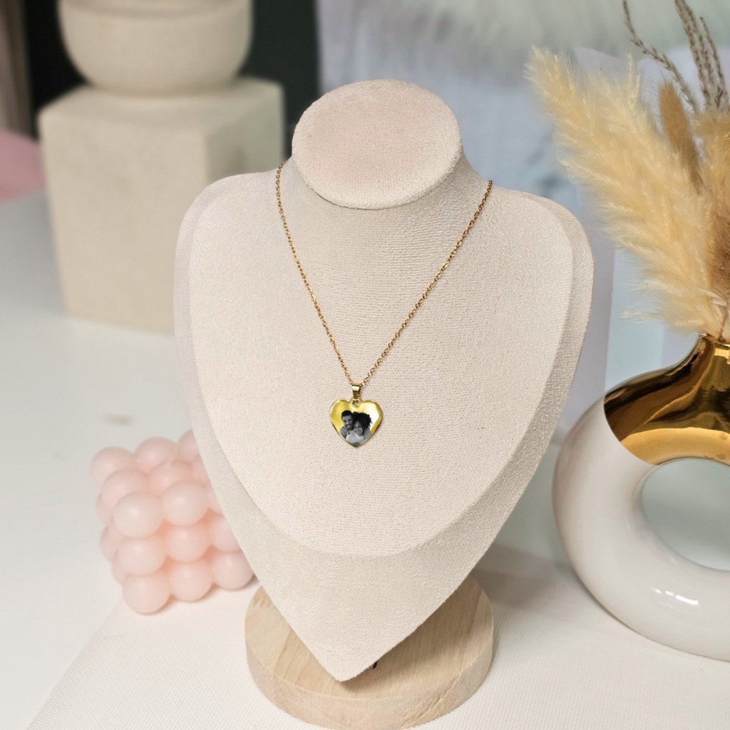 Collana in acciaio inox colore oro con ciondolo a cuore persoanlizzata con foto incisa a laser, dedica manoscritta, inizlai, testo. Regalo personalizzato per donna per ogni occasione. Compleanno, Festa della Mamma, San Valentino, Anniversario, Natale. Regalo con emozione per donna.