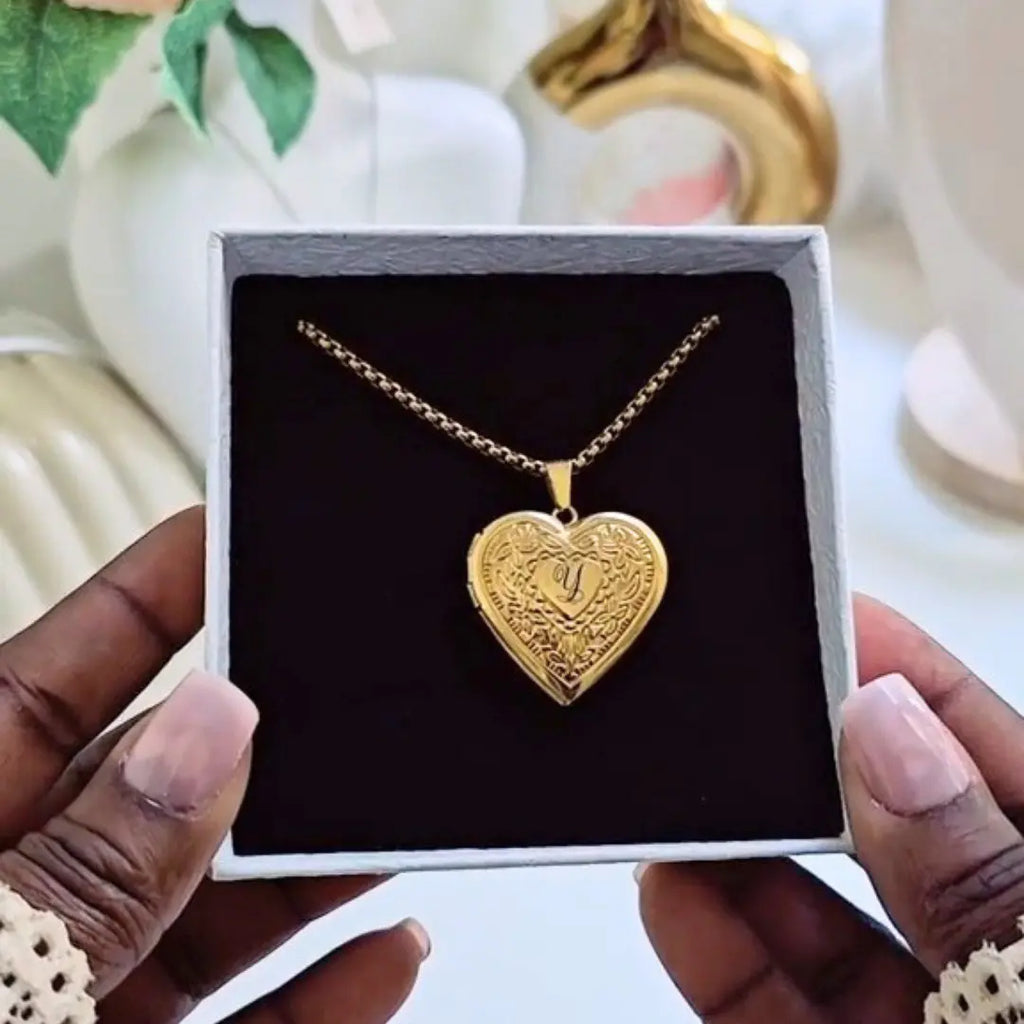 collana in acciaio inox color oro personalizzata con foto. Regalo personalizzato per donna per ogni occasione. Festa della Mamma, Anniversario, compleanno, San Valentino, Natale. Regalo elegante e emozionante. Regalo per chi ami.