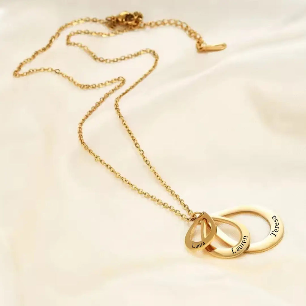 collana in acciaio inox colore oro stile goccia personalizzata con nome. Regalo personalizzato per donna per ogni occasione. Compleanno, Festa della Mamma, Anniversario, Natale. Regalo elgegante e con significato.