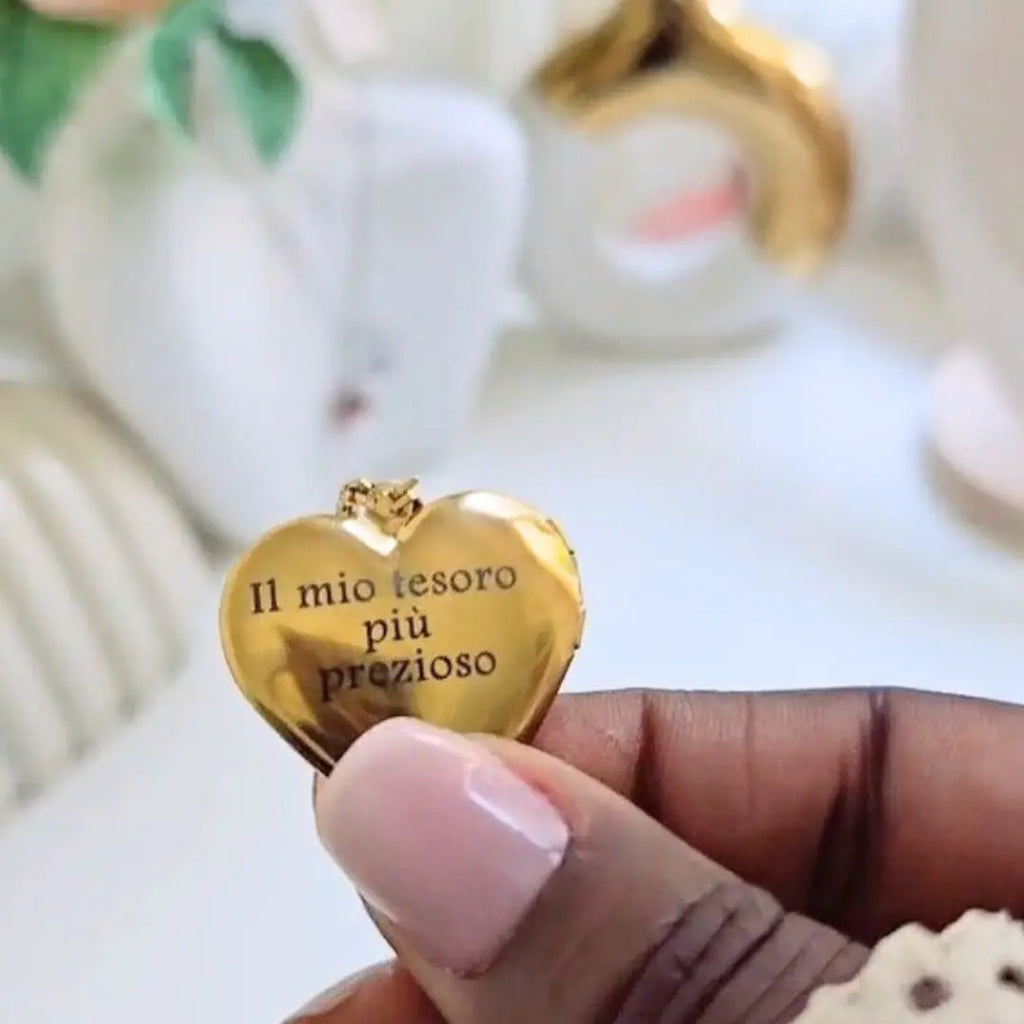 collana in acciaio inox color oro personalizzata con foto. Regalo personalizzato per donna per ogni occasione. Festa della Mamma, Anniversario, compleanno, San Valentino, Natale. Regalo elegante e emozionante. Dedica sul retro.