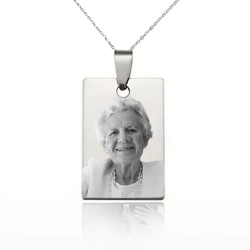 collana semplice in acciaio inox colore argento personalizzata con foto e dedica manoscritta. Regalo personalizzato per qualsiasi occasione, per ricordare a chi non c'è più, anniversario, compleanno, Festa della Mamma, Festa del Papà, San Valentino, Natale.