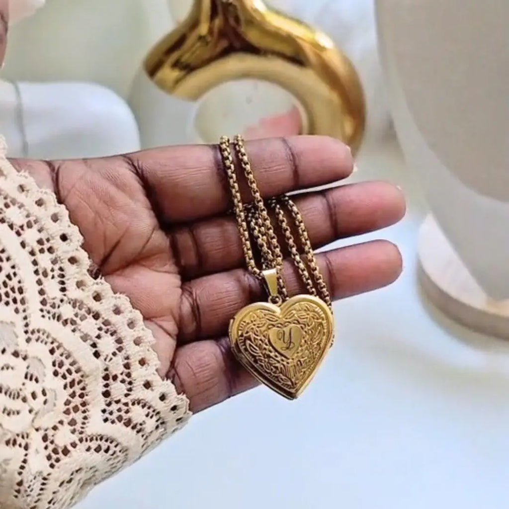 collana in acciaio inox color oro personalizzata con foto. Regalo personalizzato per donna per ogni occasione. Festa della Mamma, Anniversario, compleanno, San Valentino, Natale. Regalo elegante e emozionante. Lettera iniziale sul fornte.