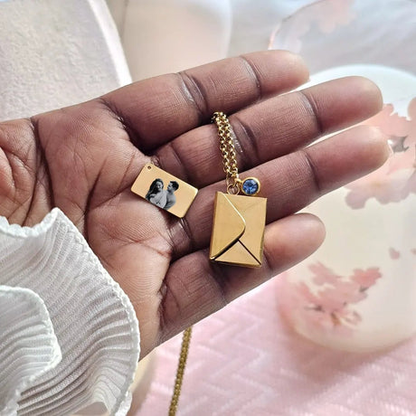 Collana Busta Acciaio Oro - Incisione Foto e Dedica gioiello personalizzato - Yennyslau Store