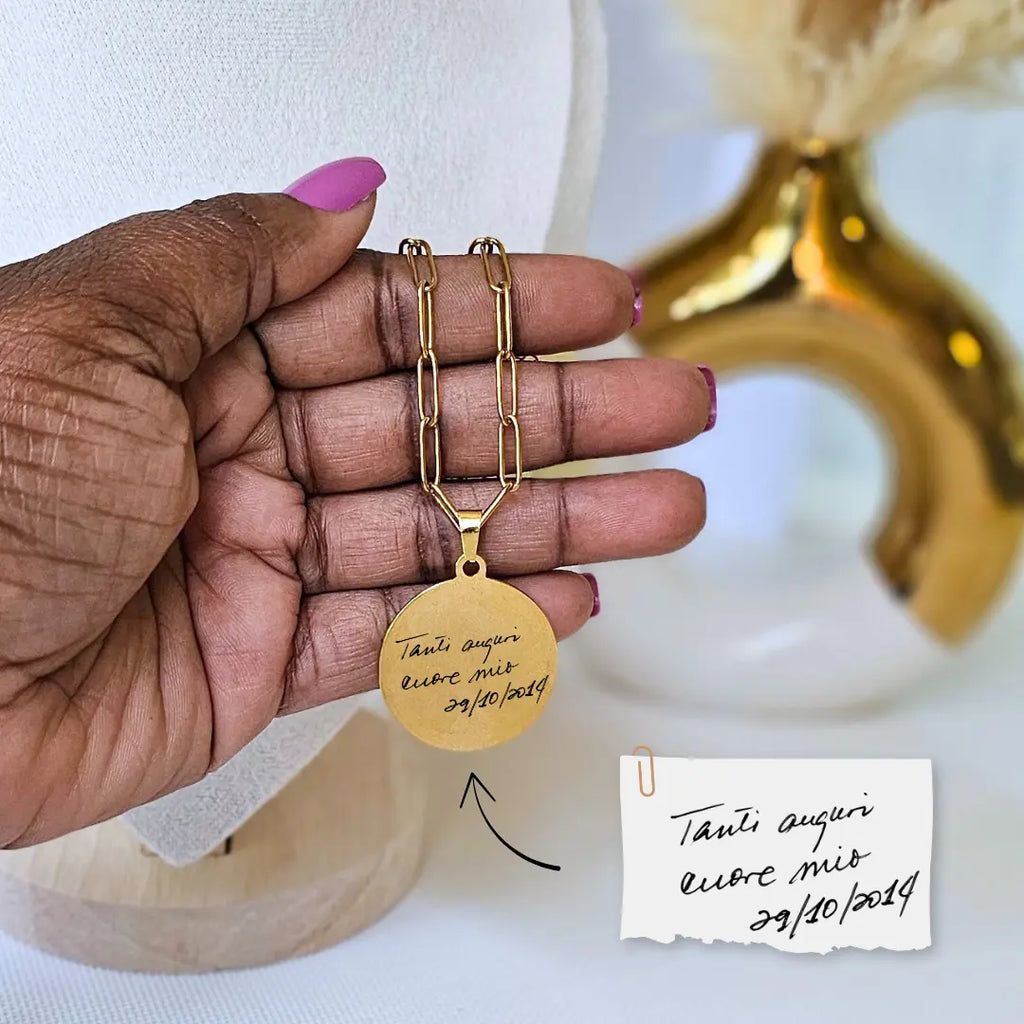 collana in acciaio inox color oro con preghiera Padre Nostro personalizzata con foto, dedica, foto incisa o dedica manoscritta. Regalo personalizzato unisex, elegante e per ogni occasione. Festa della Mamma, Festa del Papà, compleanno, anniversario, San Valentino, Natale. Regalo con proposito.