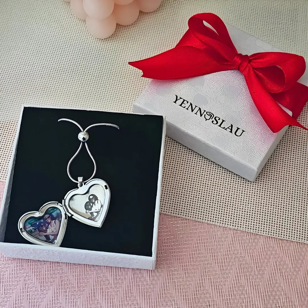 collana in acciaio inox colore argento personalizzata con foto, dedica, foto incisa. Regalo personalizzato per donna, elegante e per ogni occasione. Festa della Mamma, compleanno, anivversario, San Valentino, Natale. Idea regalo romantico.