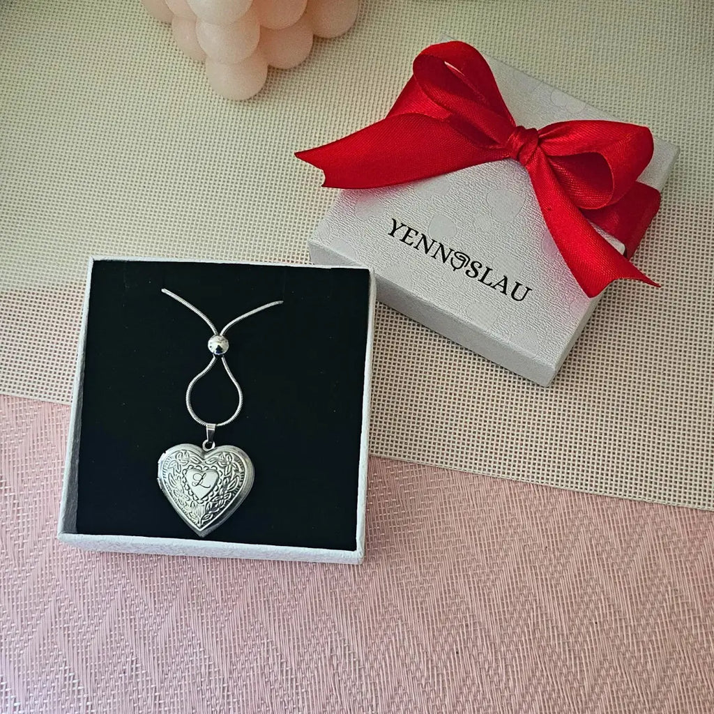 collana in acciaio inox colore argento personalizzata con foto, dedica, foto incisa. Regalo personalizzato per donna, elegante e per ogni occasione. Festa della Mamma, compleanno, anivversario, San Valentino, Natale. Confezzione regalo elegante.