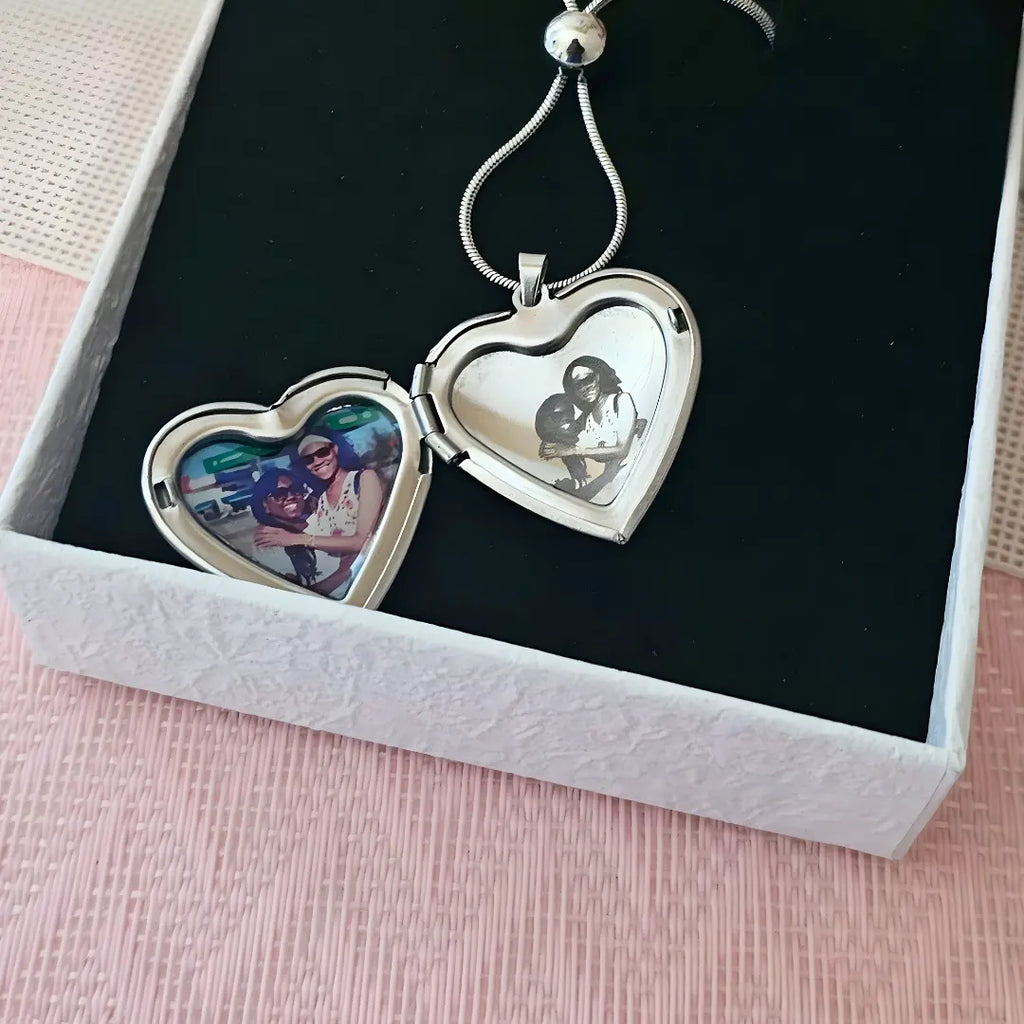 collana in acciaio inox colore argento personalizzata con foto, dedica, foto incisa. Regalo personalizzato per donna, elegante e per ogni occasione. Festa della Mamma, compleanno, anivversario, San Valentino, Natale. Persoanlizzato come vuoi.