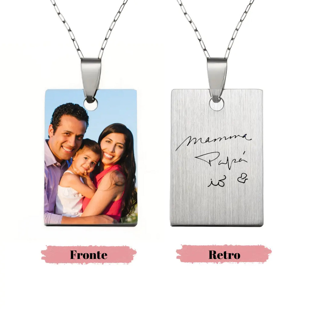 Collana cuadrata in acciaio inox colore argento personalizzata con foto vera e retro dedica manoscritta. Regalo personalizzato per qualsiasi occasione, per ricordare a chi non c'è più, anniversario, compleanno, Festa della Mamma, Festa del Papà, San Valentino, Natale. Inciso su entrambi i lati. Regalo elegante