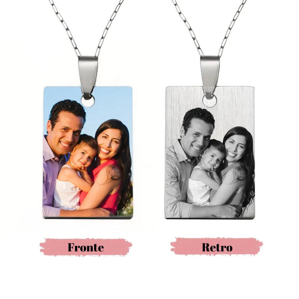 Collana cuadrata in acciaio inox colore argento personalizzata con foto vera e retro foto incisa. Regalo personalizzato per qualsiasi occasione, per ricordare a chi non c'è più, anniversario, compleanno, Festa della Mamma, Festa del Papà, San Valentino, Natale. Inciso su entrambi i lati. Regalo elegante