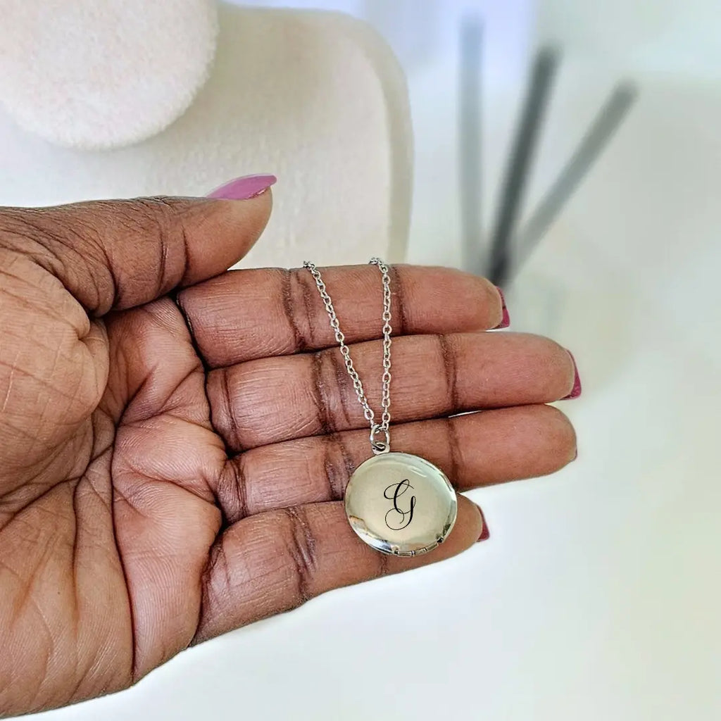 collana in acciaio inox color argento persoanlizzata con foto. Regalo elegante per donna per qualsiasi occasione. Regalo per compleanno. Personalizzato con iniziale.