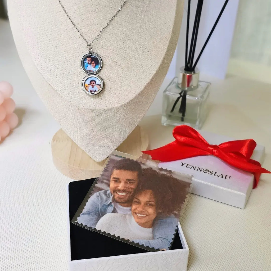 collana in acciaio inox color argento personalizzata con foto. Regalo elegante per donna per qualsiasi occasione. Festa della Mamma, Natale.