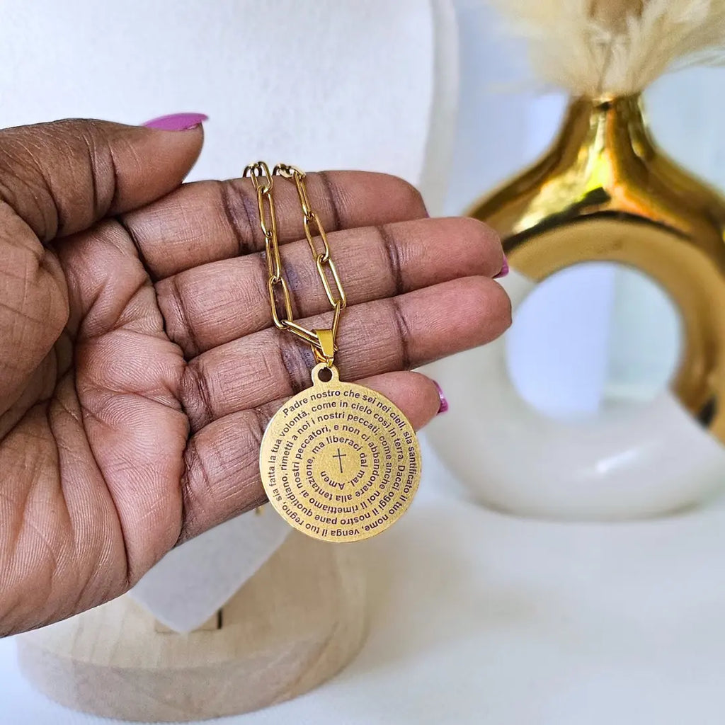 collana in acciaio inox color oro con preghiera Padre Nostro personalizzata con foto, dedica, foto incisa o dedica manoscritta. Regalo personalizzato unisex, elegante e per ogni occasione. Festa della Mamma, Festa del Papà, compleanno, anniversario, San Valentino, Natale. Regalo elegante per tutti.