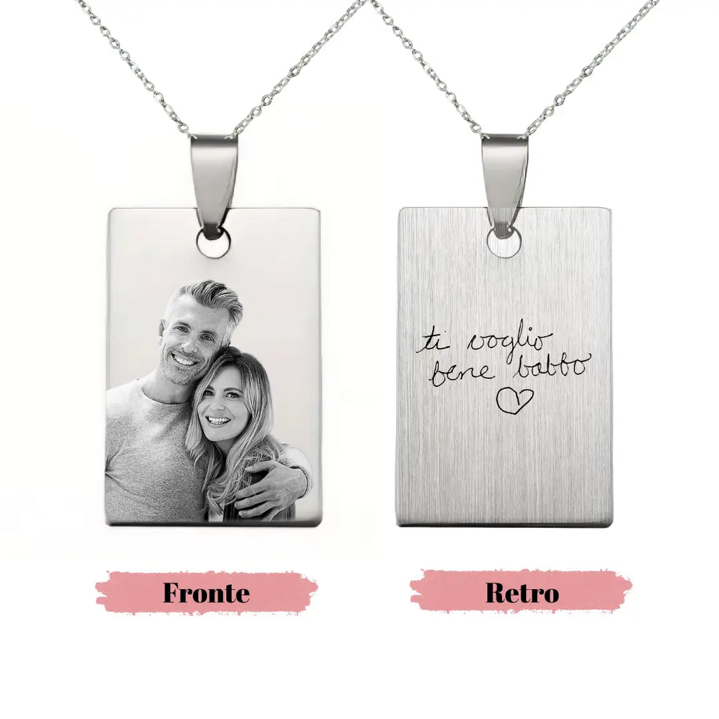 Collana semplice in acciaio inox colore argento personalizzata con foto e dedica manoscritta. Regalo personalizzato per qualsiasi occasione, per ricordare a chi non c'è più, anniversario, compleanno, Festa della Mamma, Festa del Papà, San Valentino, Natale. Inciso su entrambi i lati. Regalo elegante.