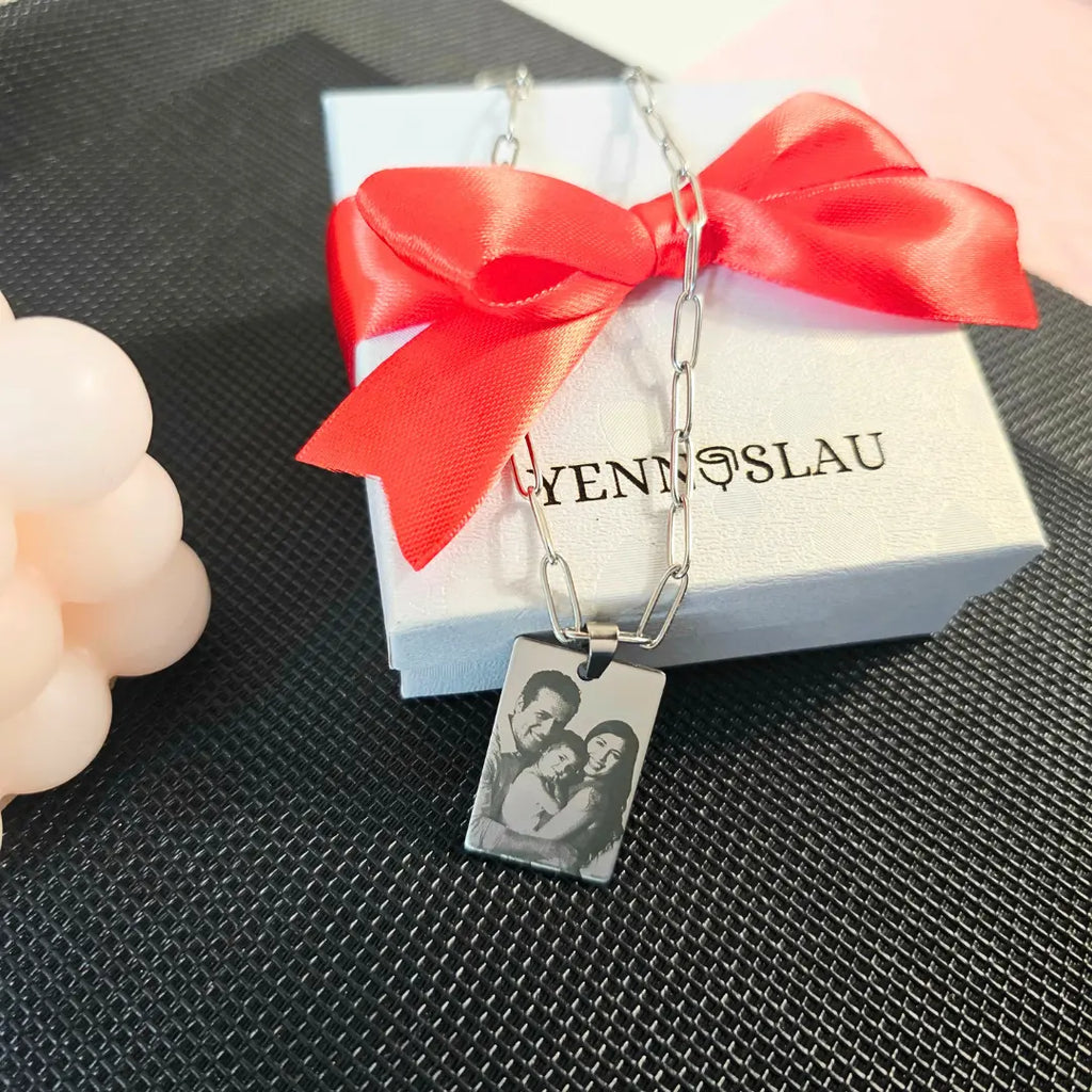 Collana cuadrata in acciaio inox colore argento personalizzata con foto incisa e retro a scelta. Regalo personalizzato per qualsiasi occasione, per ricordare a chi non c'è più, anniversario, compleanno, Festa della Mamma, Festa del Papà, San Valentino, Natale. Inciso su entrambi i lati. Regalo elegante