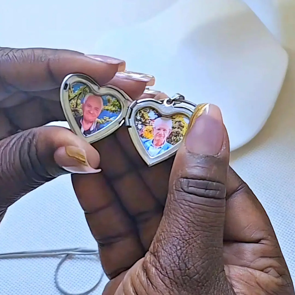 collana in acciaio inox colore argento personalizzata con foto, dedica. Regalo personalizzato per donna, elegante e per ogni occasione. Festa della Mamma, compleanno, anivversario, San Valentino, Natale. Idea regalo romantico. Regalo elegante.