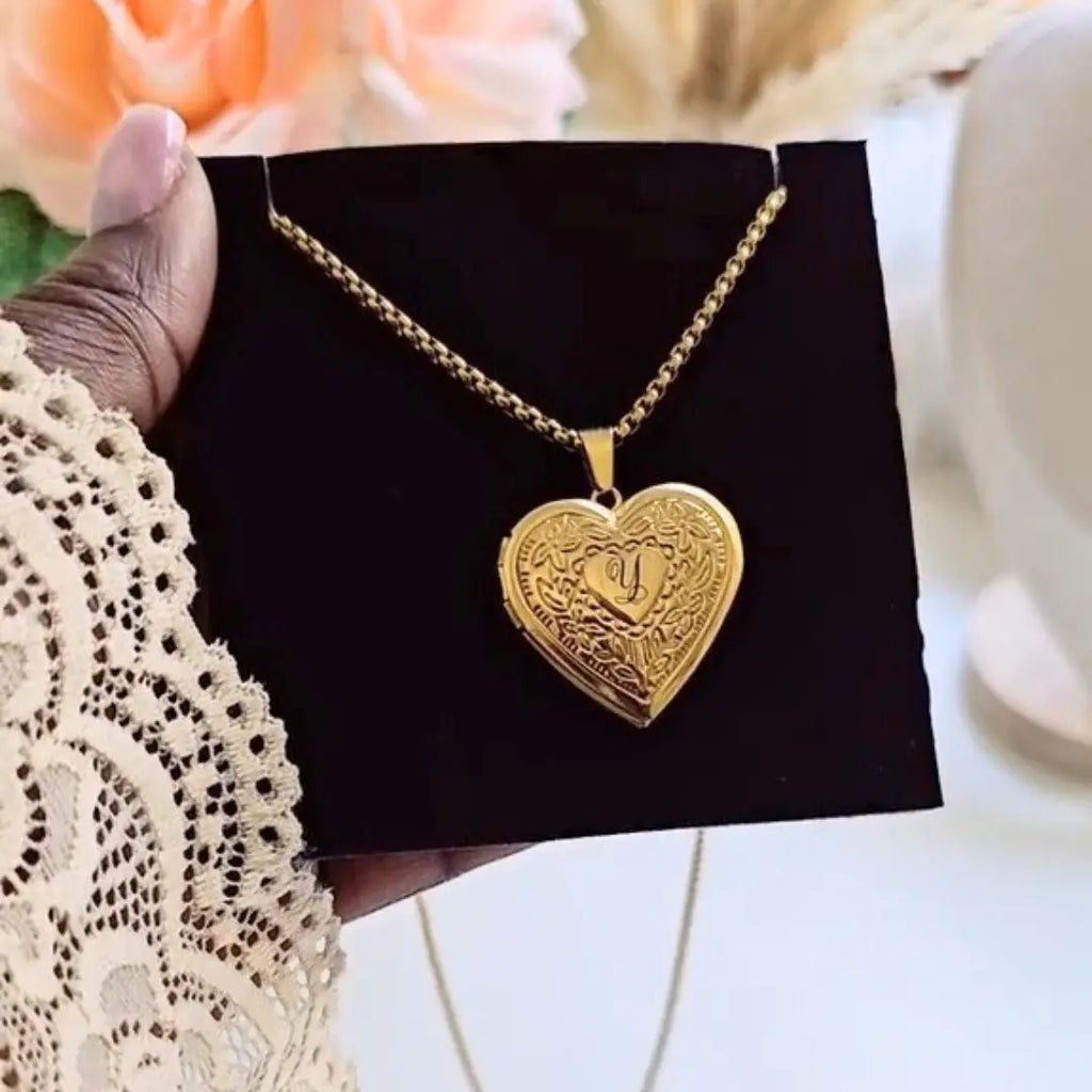 collana in acciaio inox color oro personalizzata con foto. Regalo personalizzato per donna per ogni occasione. Festa della Mamma, Anniversario, compleanno, San Valentino, Natale. Regalo elegante e emozionante. Collana con lettera iniziale.