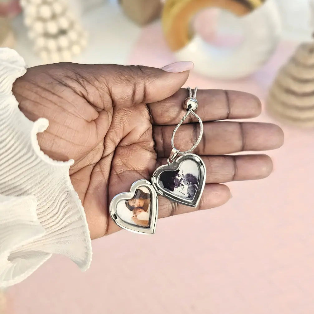 collana in acciaio inox colore argento personalizzata con foto, dedica. Regalo personalizzato per donna, elegante e per ogni occasione. Festa della Mamma, compleanno, anivversario, San Valentino, Natale. Idea regalo romantico. Regalo elegante.