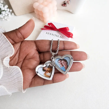 collana in acciaio inox colore argento personalizzata con foto, dedica. Regalo personalizzato per donna, elegante e per ogni occasione. Festa della Mamma, compleanno, anivversario, San Valentino, Natale. Idea regalo romantico. Regalo elegante.