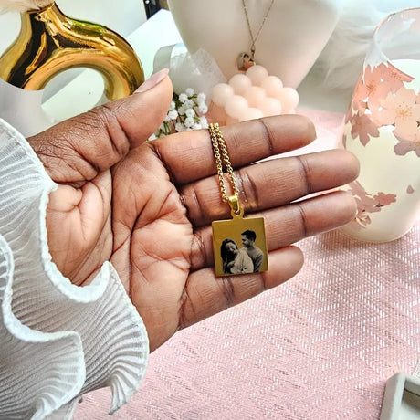 Collana Quadrata Acciaio Oro - Incisione Foto e Dedica gioiello personalizzato - Yennyslau Store