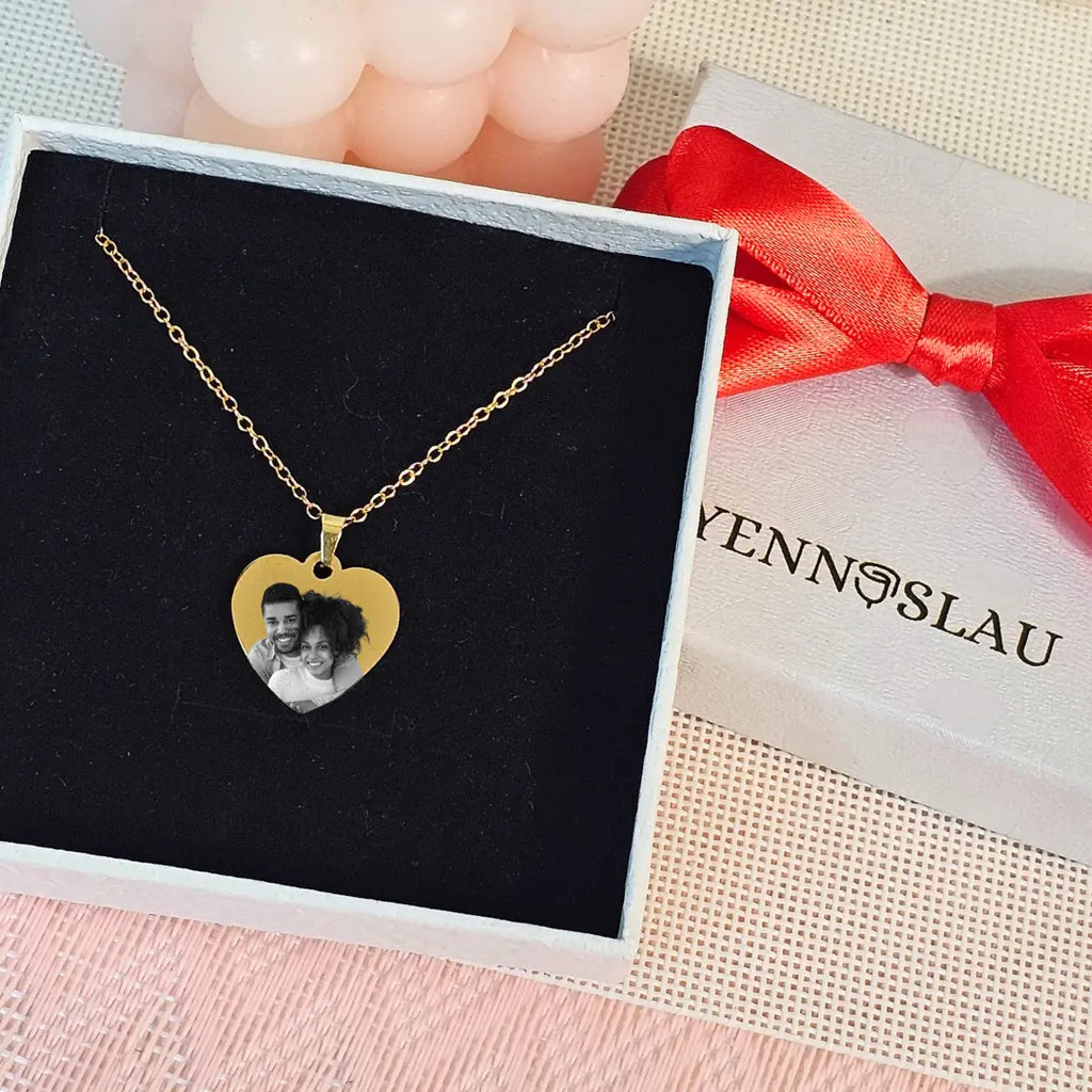 Collana in acciaio inox colore oro con ciondolo a cuore persoanlizzata con foto incisa a laser, dedica manoscritta, inizlai, testo. Regalo personalizzato per donna per ogni occasione. Compleanno, Festa della Mamma, San Valentino, Anniversario, Natale. Confezione regalo elegante.