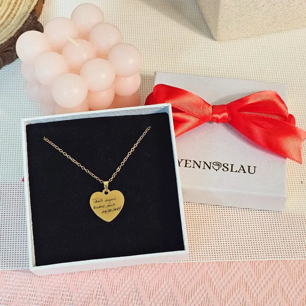 Collana in acciaio inox colore oro con ciondolo a cuore persoanlizzata con foto incisa a laser, dedica manoscritta, inizlai, testo. Regalo personalizzato per donna per ogni occasione. Compleanno, Festa della Mamma, San Valentino, Anniversario, Natale. Regalo con intenzione.