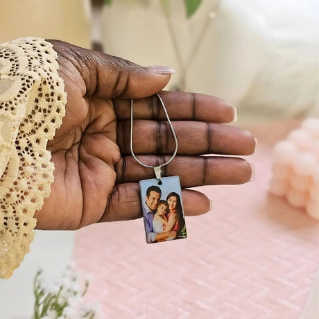 Collana Rettangolare Acciaio Argento - Incisione, Foto a colori e Dedica gioiello personalizzato - Yennyslau Store