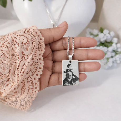 collana semplice in acciaio inox colore argento personalizzata con foto e dedica manoscritta. Regalo personalizzato per qualsiasi occasione, per ricordare a chi non c'è più, anniversario, compleanno, Festa della Mamma, Festa del Papà, San Valentino, Natale. Inciso su entrambi i lati. Regalo elegante unisex.