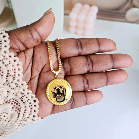 Collana Tonda Cornice con Foto Incisa e Dedica – Acciaio Inox Oro gioiello personalizzato - Yennyslau Store