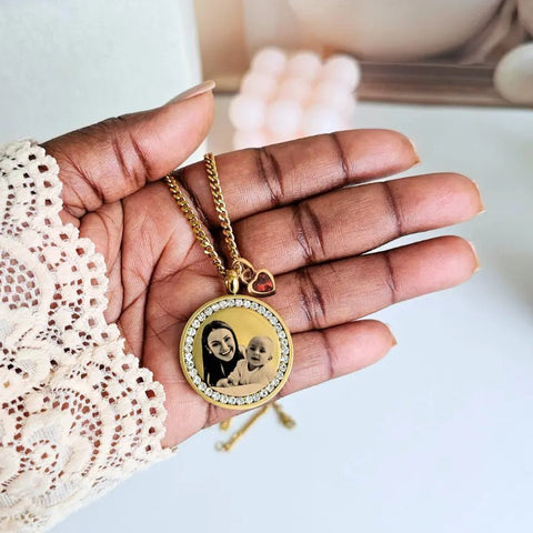 Collana Tonda e zirconi con Foto Incisa e Dedica – Acciaio Inox Oro gioiello personalizzato - Yennyslau Store