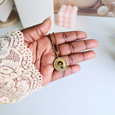 Collana Tonda e zirconi con Foto Incisa e Dedica – Acciaio Inox Oro gioiello personalizzato - Yennyslau Store