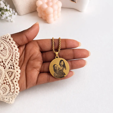 Collana in acciaio inox color oro personalizzata con foto incisa, dedica, testo. Regalo personalizzato per donna per ogni occasione: compleanno, anniversario, Festa della Mamma, San Valentino, Natale.