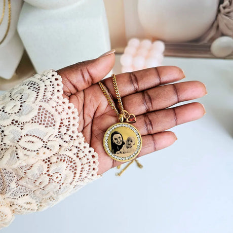 Collana in acciaio inox color oro e zinconi personalizzata con foto incisa e testo. Regalo personalizzato con significato per donna e uomo.