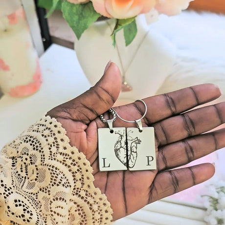 Duo di collane doppie personalizzate con cuore anatomico condiviso in due più iniziali, retro personalizzato con nome, frase, caliigrafia, testo. Regalo personalizzato ed elegante per coppie. Idea regalo San Valentino, Anniversario, Matrimonio, Natale. 