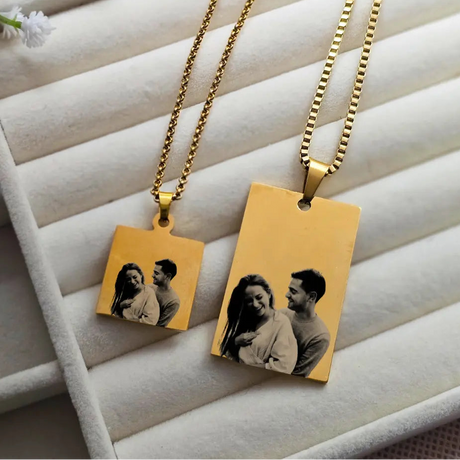 Duo collane in acciaio inox color oro, personalizzate per coppia. Regalo romantico ed elegante per donna e uomo. Regalo San Valentino, matrimonio.