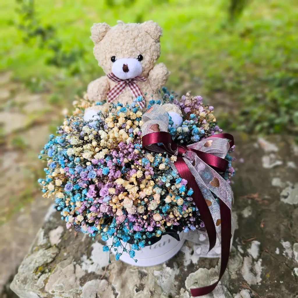 fiori  box colore bianco per regalo con gipsofile colore arcobaleno e orsetto idea regalo per donna per ogni occasione. idea regalo per compleanno, neomamma, anniversario, san valentino