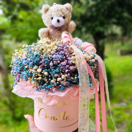 fiori box colore rosa persanalizzata con nome colore oro e orsetto, idea regalo per donna per ogni occasione, yennyslau store