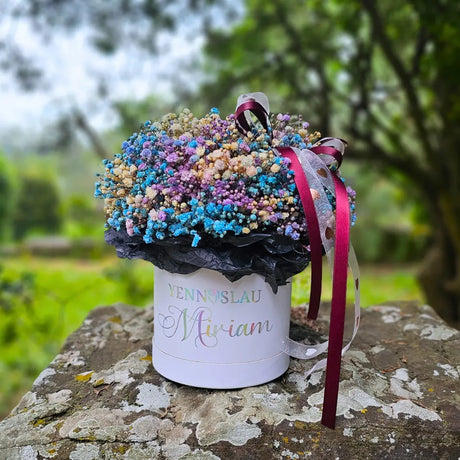 fiori box bianca, scatola fiori con fiori multicolore, ghypsopile colore arcobaleno, regalo personalizzato con nome per donna, yennyslau store