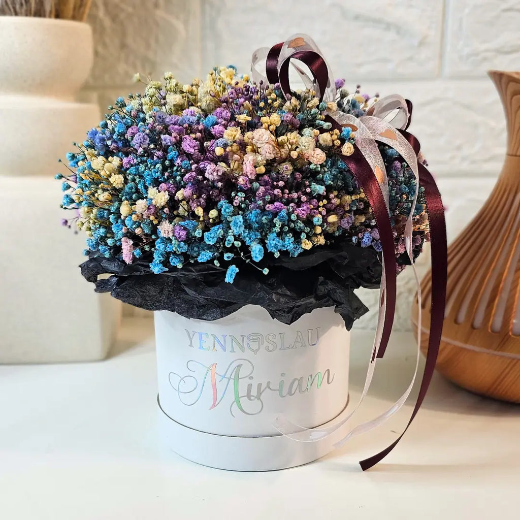 fiori box bianca, scatola fiori con fiori multicolore, ghypsopile colore arcobaleno, regalo personalizzato con nome per donna, yennyslau store, idea regalo elegante