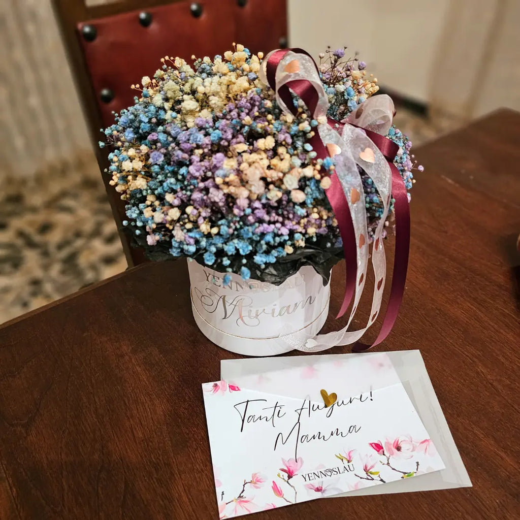 fiori box bianca, scatola fiori con fiori multicolore, ghypsopile colore arcobaleno, regalo personalizzato con nome per donna, yennyslau store. idea regalo per qualsiasi ocasione