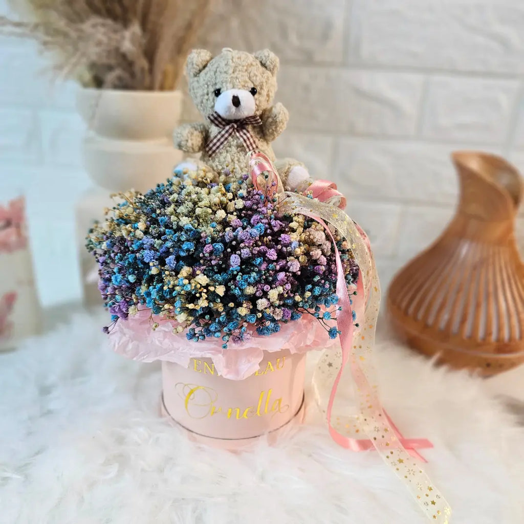 fiori box colore rosa persanalizzata con nome colore oro e orsetto, idea regalo per donna per ogni occasione, idea regalo per compleanno, yennyslau store