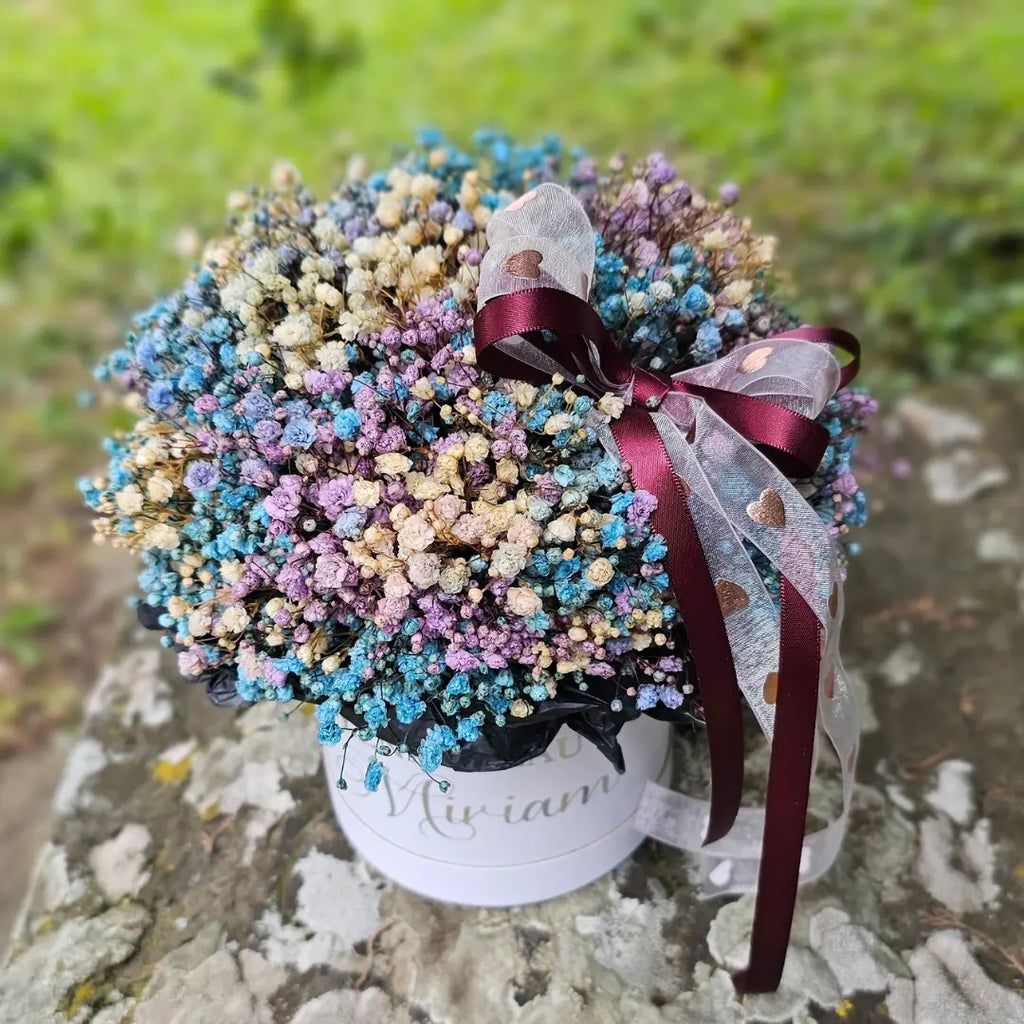 fiori box bianca, scatola fiori con fiori multicolore, ghypsopile colore arcobaleno, regalo personalizzato con nome per donna, yennyslau store, idea regalo compleanno
