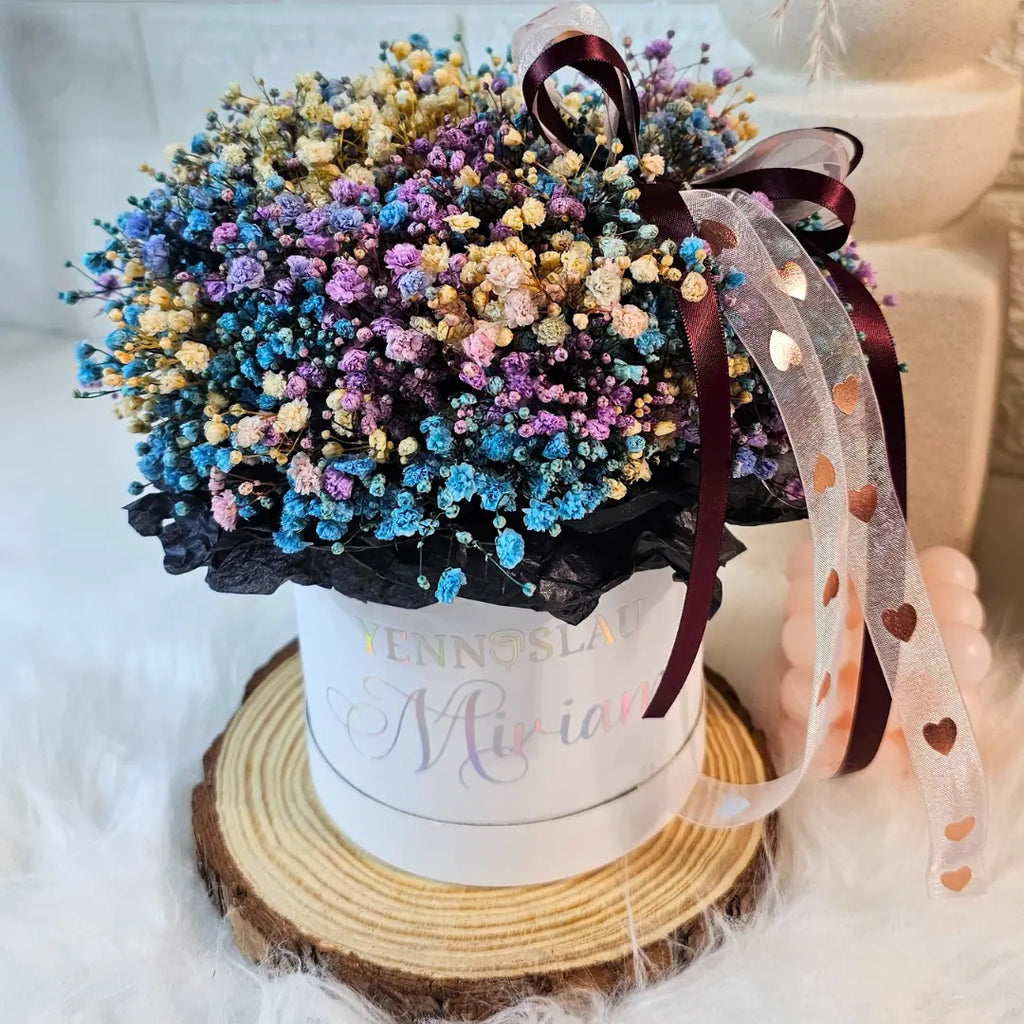 fiori box bianca, scatola fiori con fiori multicolore, ghypsopile colore arcobaleno, regalo personalizzato con nome per donna, yennyslau store, idea regalo anniversario