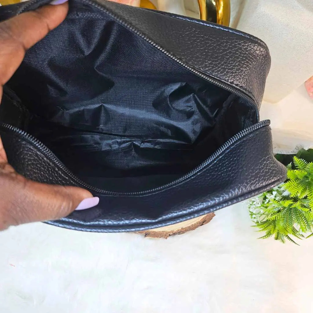 pochette uomo colore nero in semi pelle, molto capiente, e con fodera interna, personalizzata con nome e iniziale colore oro. Regalo personalizzato ed elegante per uomo per ogni occasione. Regalo utile e conveniente per uomo