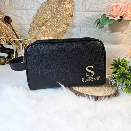 pochette uomo colore nero in semi pelle, personalizzata con nome e iniziale colore oro. Regalo personalizzato ed elegante per uomo per ogni occasione.