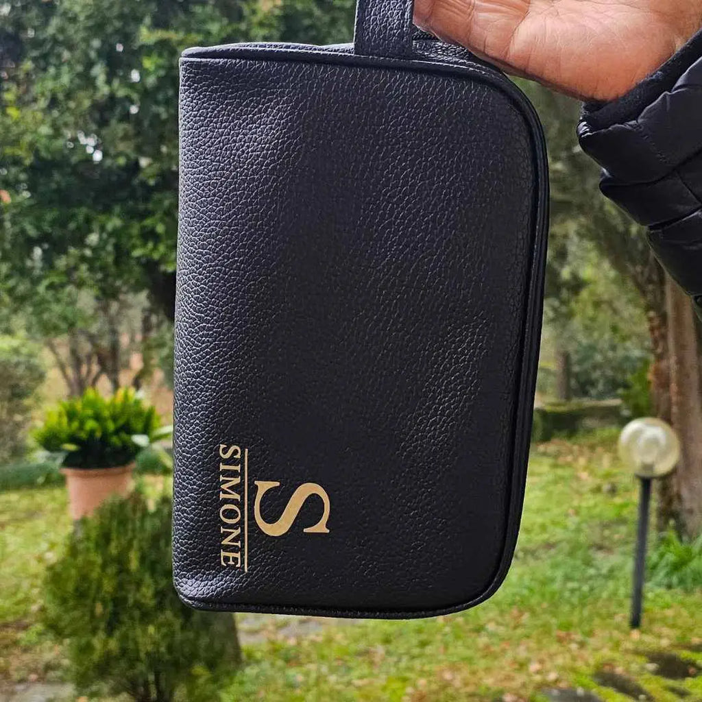 pochette uomo colore nero in semi pelle, personalizzata con nome e iniziale colore oro. Regalo personalizzato ed elegante per uomo per ogni occasione. Regalo originale per uomo