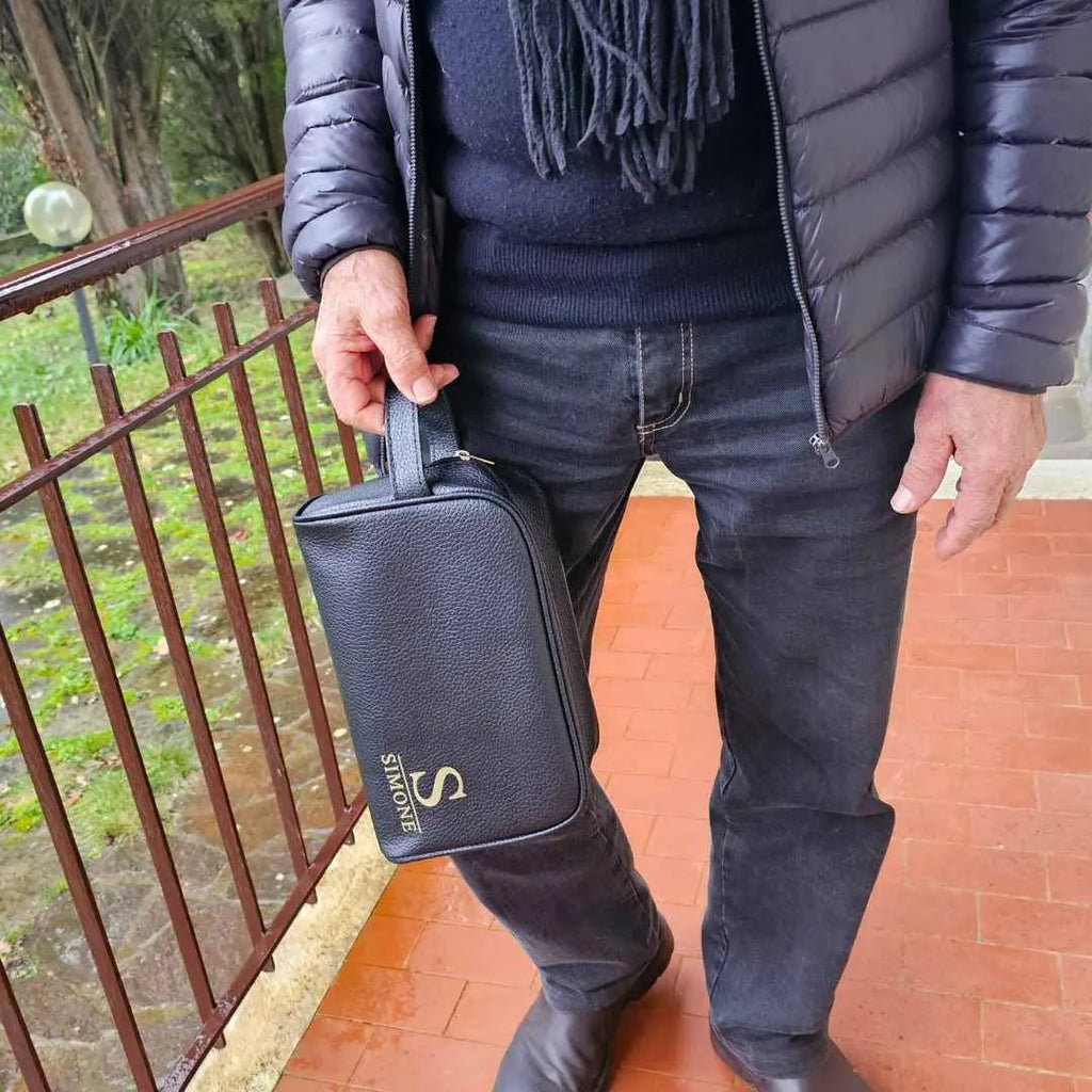 pochette uomo colore nero in semi pelle, personalizzata con nome e iniziale colore oro. Regalo personalizzato ed elegante per uomo per ogni occasione. Regalo elegante personalizzato