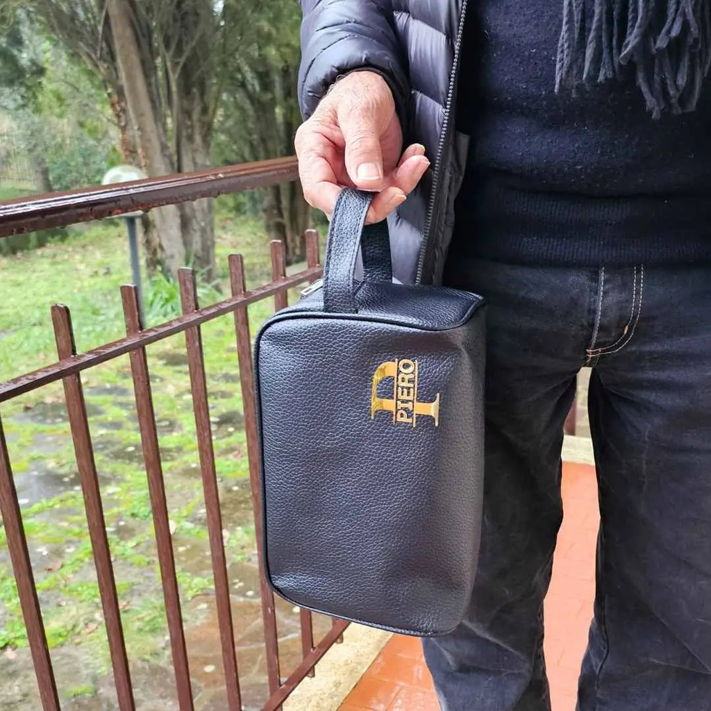 pochette uomo colore nero in semi pelle, personalizzata con nome e iniziale colore oro. Regalo personalizzato ed elegante per uomo per ogni occasione. Presentazione regalo elegante. Modello originale.