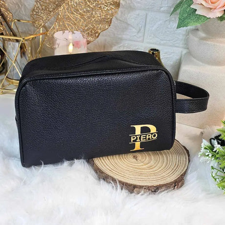 pochette uomo colore nero in semi pelle, personalizzata con nome in acciaio inox colore oro. Regalo personalizzato ed elegante per uomo per compleanno, anniversario, San Valentino, Natale, ogni occasione